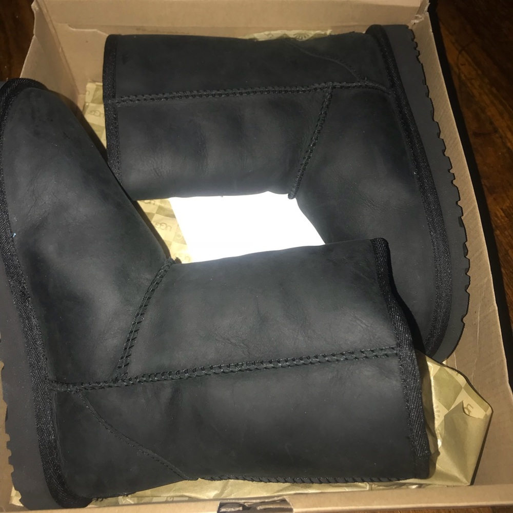 SHORT LEATHER BLACK UGG BOOTS